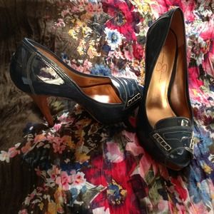 Jessica Simpson heel