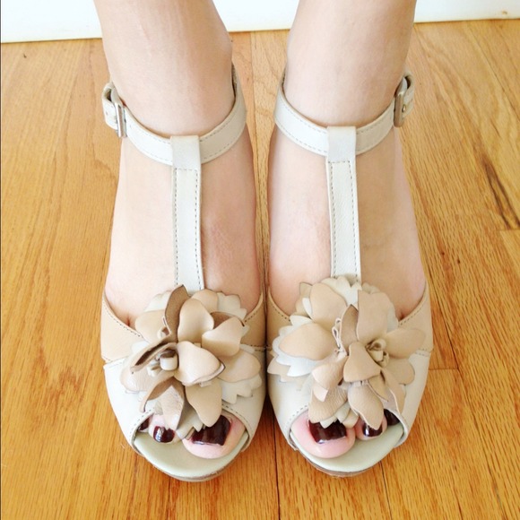 Host Pick💕 Kenneth Cole Heels - Picture 2 of 4