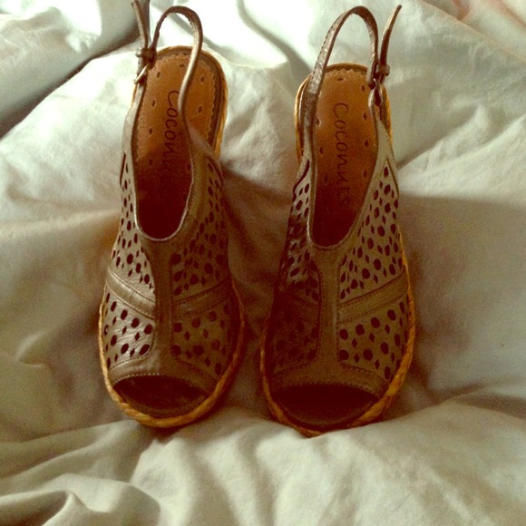 Coconuts Ventana wedges Size 7! Olive green