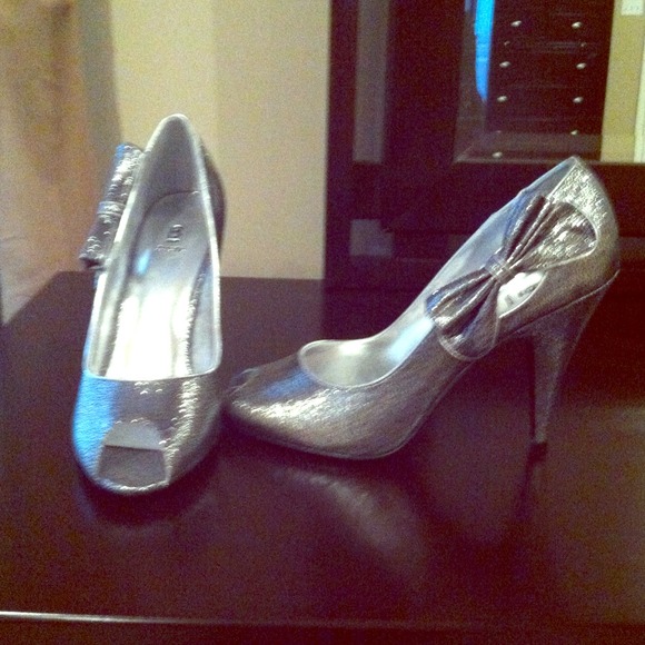 Brand new silver peep toe pumps!