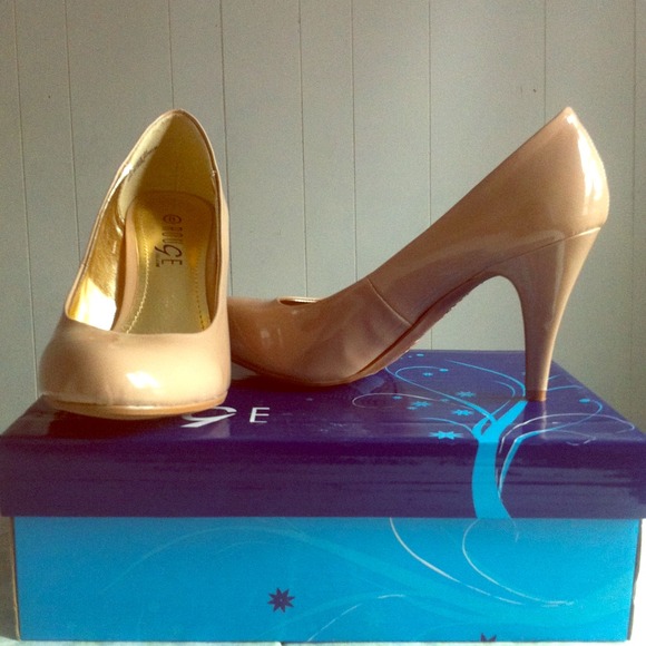 Nude patent leather pumps