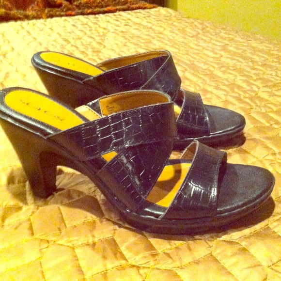 *Reserved for poppin_tags * Solos leather sandal