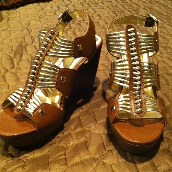 Cute sandals for @celicalover4. ❤😃