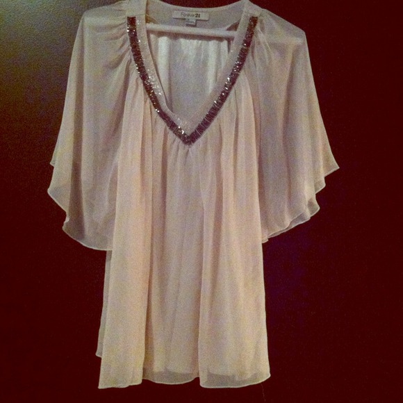 🔵🔵Beautiful White Flattering White V neck Top.