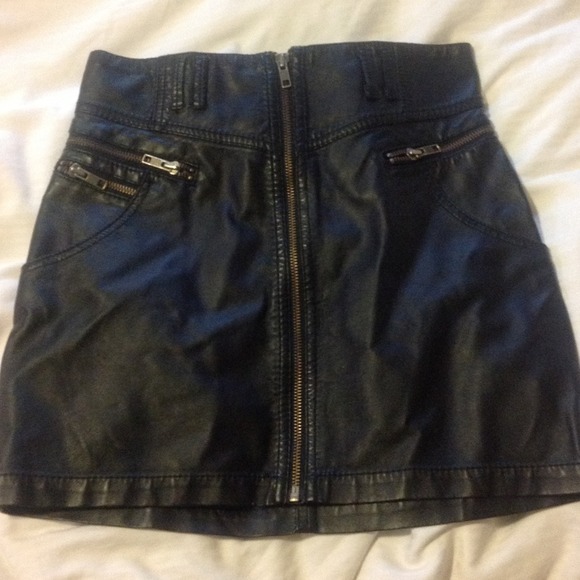 Full front zipper leather mini skirt