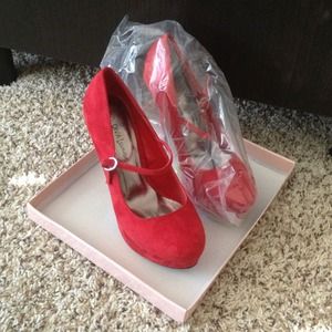 Cute red heels!