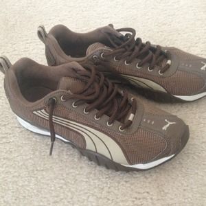SOLD/Women Puma sneakers