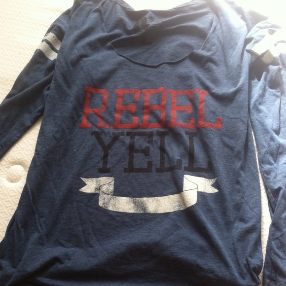 SOLD**** Rebel Yell like new boyfriend tee - Picture 3 of 3