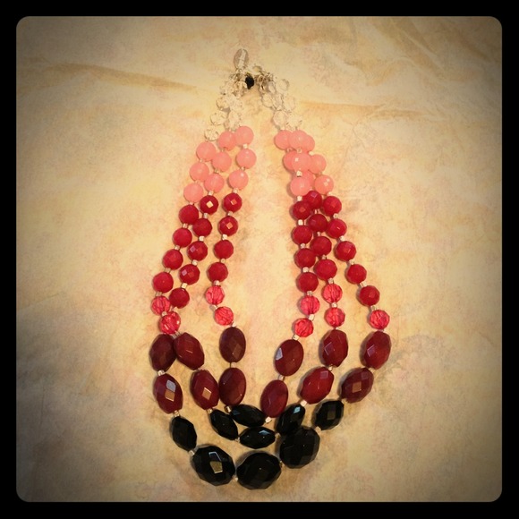 Gorgeous pink ombré WHBM necklace