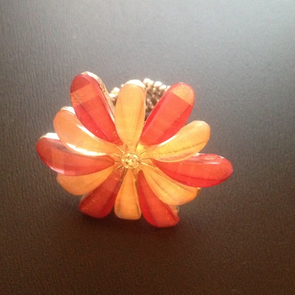 Stretchy flower ring