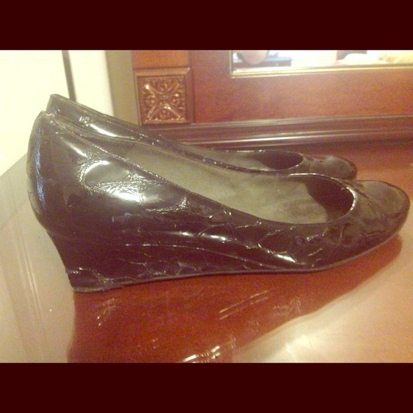 STUART WEITZMAN black crocodile wedge heel size 9
