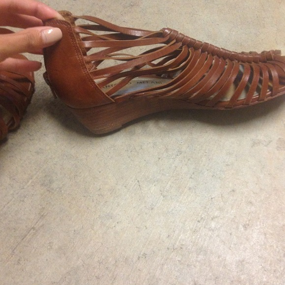 ✨SOLD✨Shoes - Picture 2 of 3