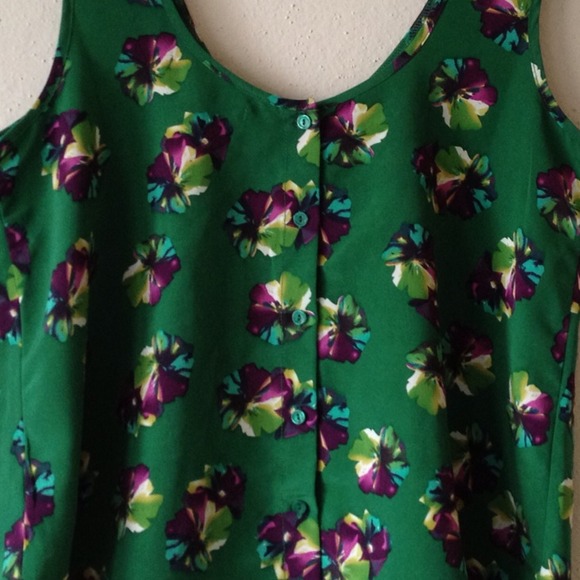 ❌SOLD in Bundle Green Floral Tank Top. Medium. - Picture 2 of 4