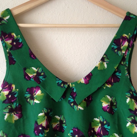 ❌SOLD in Bundle Green Floral Tank Top. Medium. - Picture 3 of 4