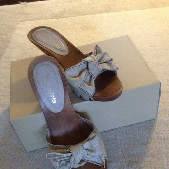 Kitten heel slip-ons