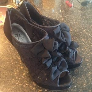 Size 9 med Black Kardashian Kollection shoes.