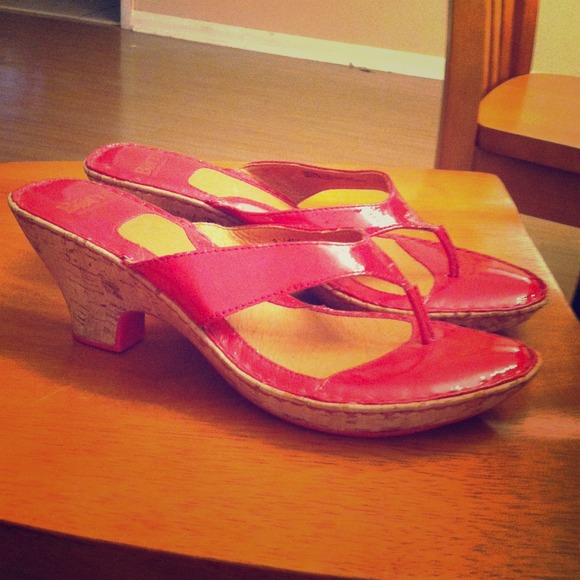 Hot pink leather Born sandals!