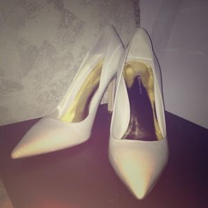 Off White Patent Leather Pointy Toe Pumps 91/2M