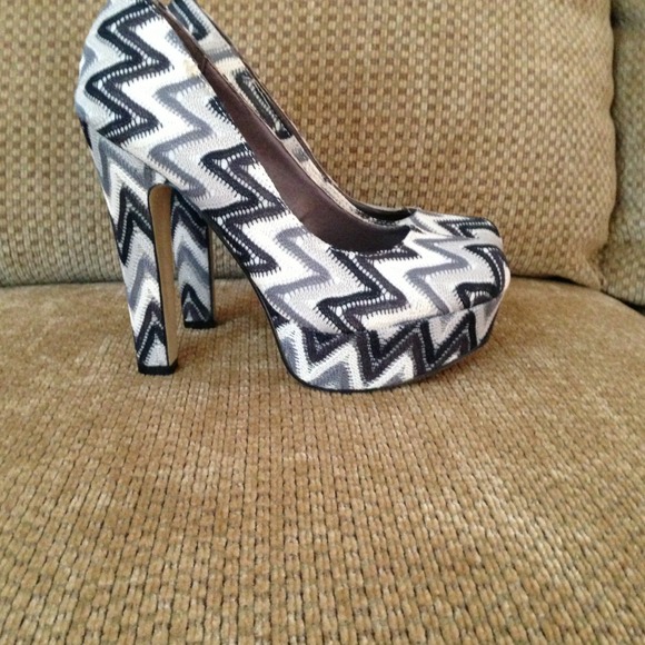 Dressy heels Very comfy only worn once.Size 71/2