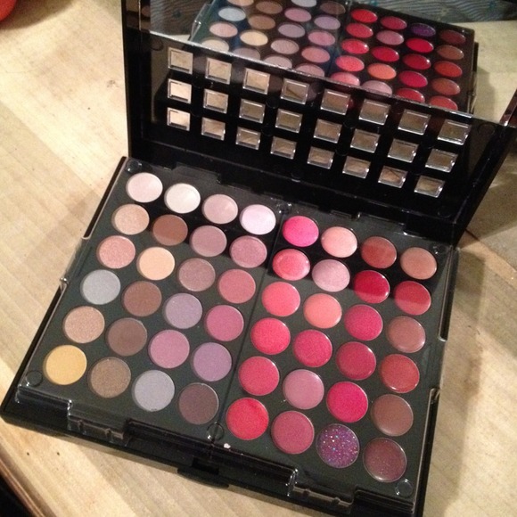 ❌SOLD❌Expert Mega Makeup Palette - Picture 2 of 3