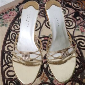 Gold slide with "diamond" accent