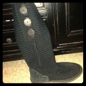 Black sweater UGGs!