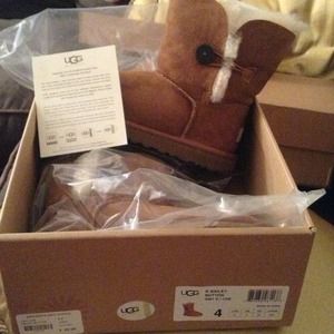 ***RESERVED*** Uggs  Bailey Button