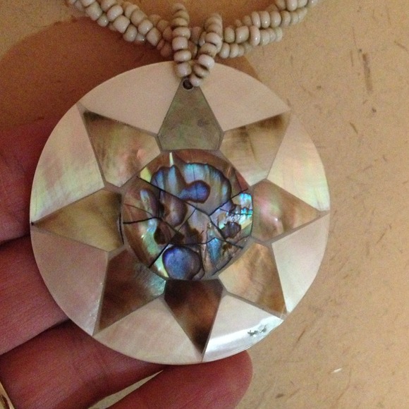 Pretty Shell Medallion necklace - Picture 2 of 3