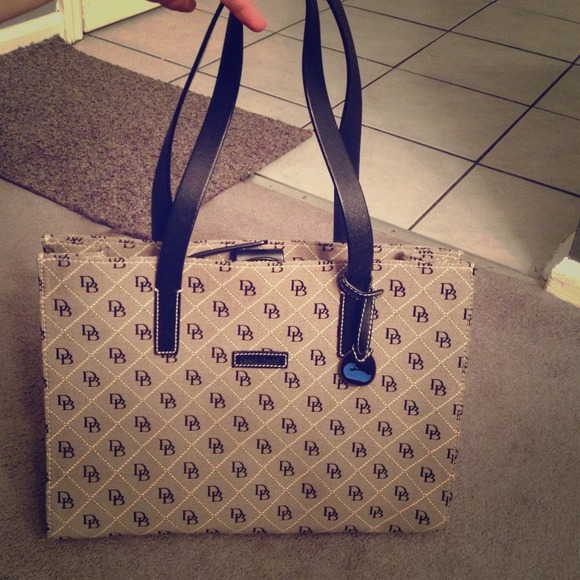 🚫SOLD🚫💞Dooney & Bourke Authentic Tote Bag💞