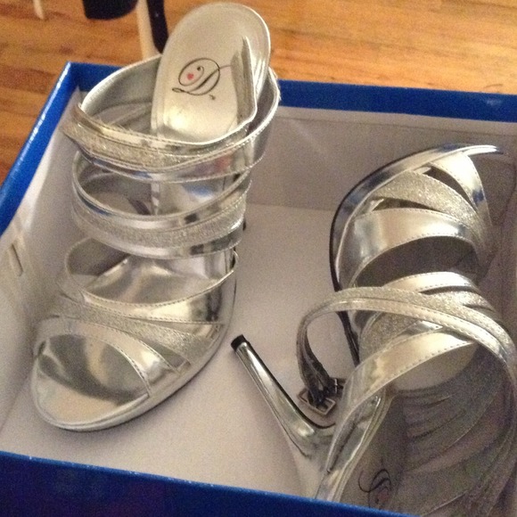 ⚡REDUCED⚡ Silver shoes size 7.