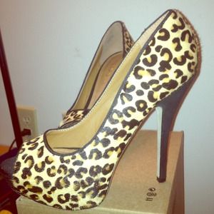 Size 8 leopard print peep toe shoe from Aldo
