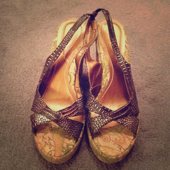 Green wedge, black straps