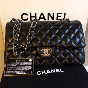 ✨😍RESERVE😍✨💯Authentic chanel M/L classic flap✨