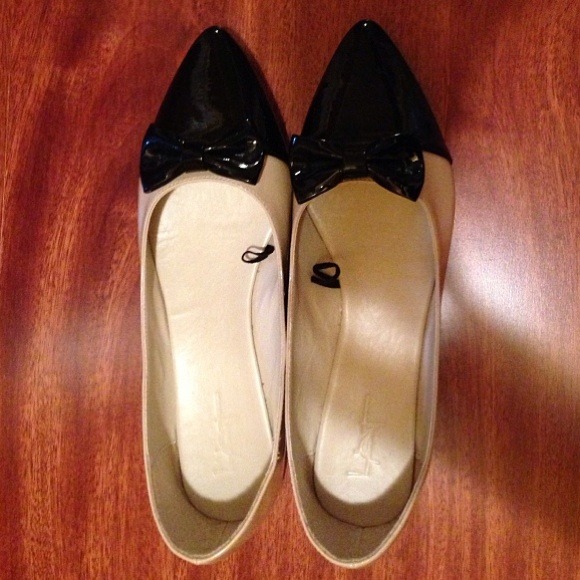 🔥SOLD🔥NEVER WORN✨ bow flats!