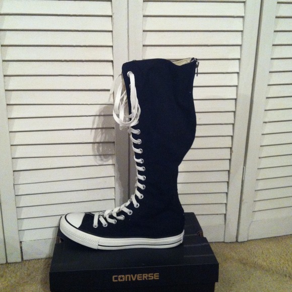 Black with white strings tall converse.