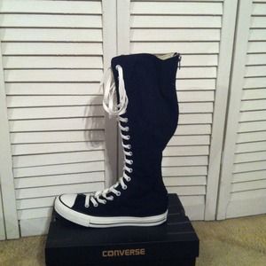 Black with white strings tall converse.