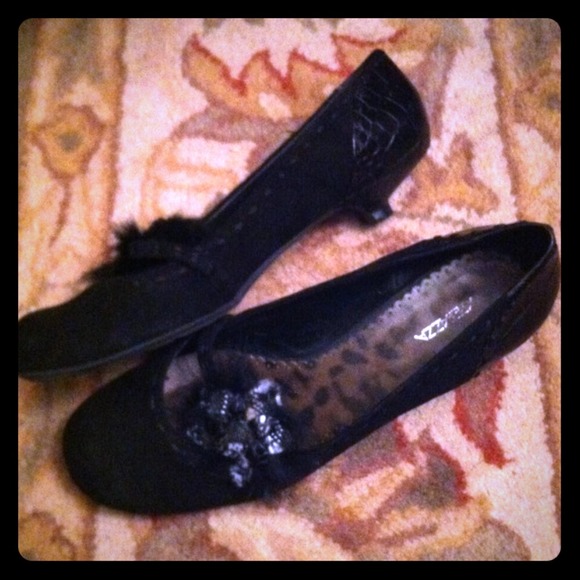 Adorable Black Suede Kitten Heels by Apepazza.