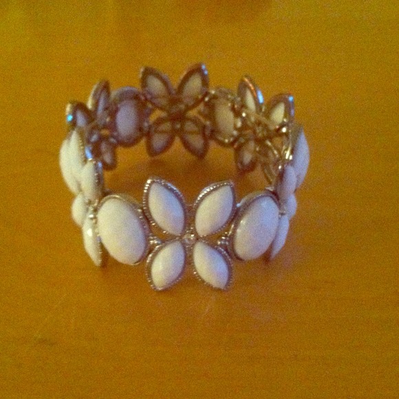 White and silver stretch flower bracelet