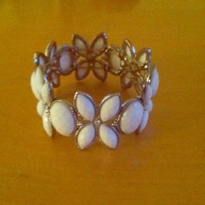 White and silver stretch flower bracelet