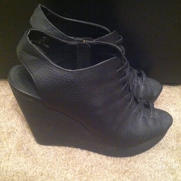 WE WHO SEE Black Leather Wedge