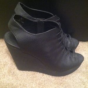 WE WHO SEE Black Leather Wedge