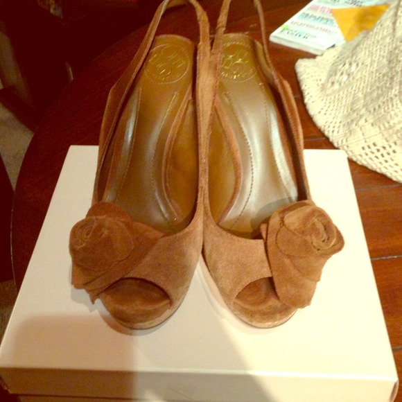 Suede Annabel BCBG shoes