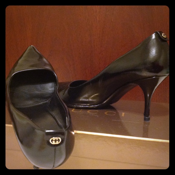 Patent leather Gucci pumps in 8B