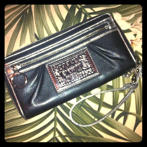 Authentic Coach Poppy Wristlet- NWOT!