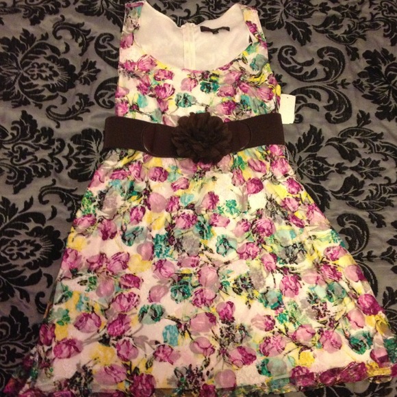 Beautiful Floral Dress w/ Belt