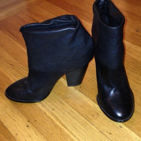 ❌❌SOLD❌❌Vince Camuto Booty 💋 Adorbs!! - Picture 2 of 2