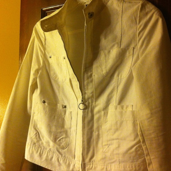 Adorable white layering jacket! - Picture 4 of 4