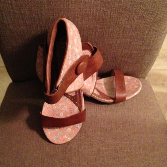 Unique sandal!!💖💖REDUCED