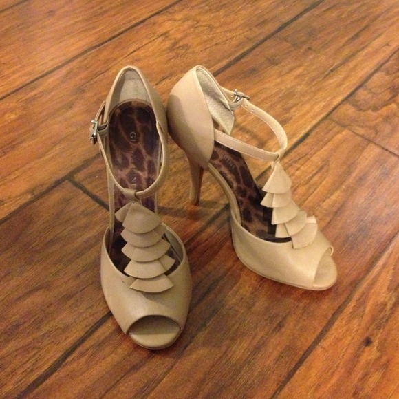 SOLD Size 7 Gianni Bini tan heels - Picture 2 of 3