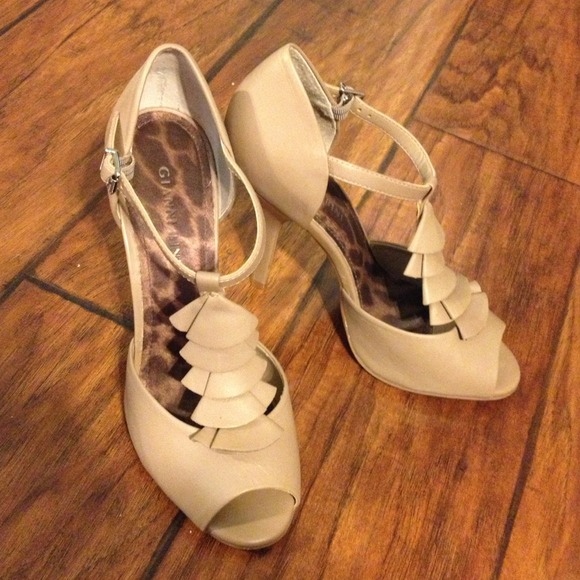 SOLD Size 7 Gianni Bini tan heels - Picture 3 of 3